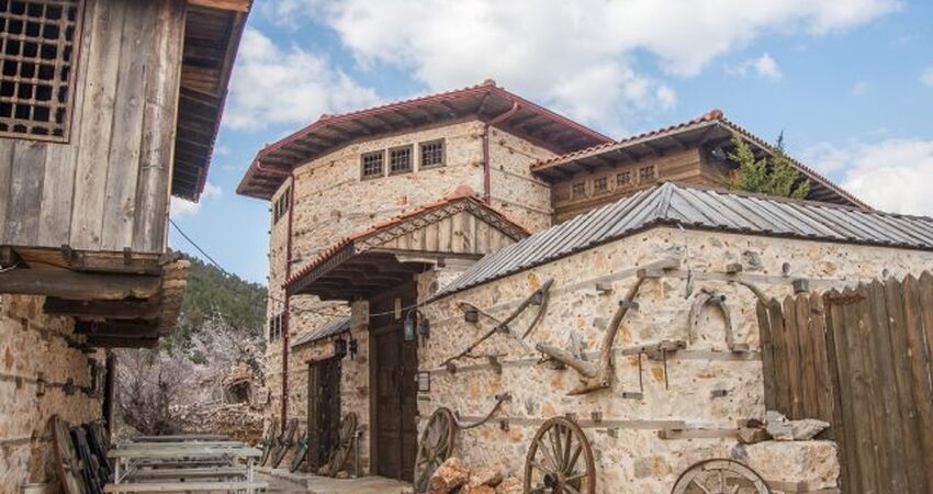 Beyşehir, İbradı Düğmeli evler, Altınbeşik mağarası 