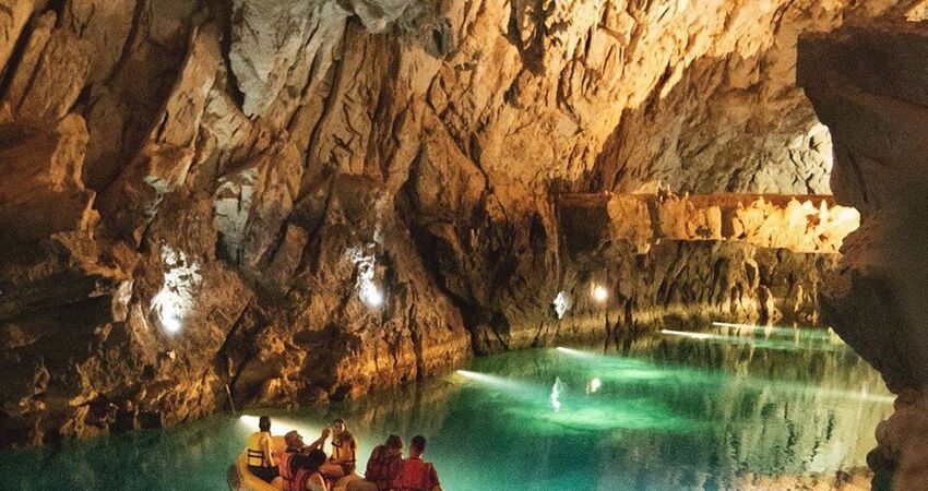 Beyşehir, İbradı Düğmeli evler, Altınbeşik mağarası 