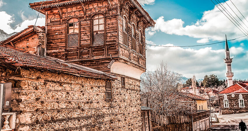 Beyşehir, İbradı Düğmeli evler, Altınbeşik mağarası 