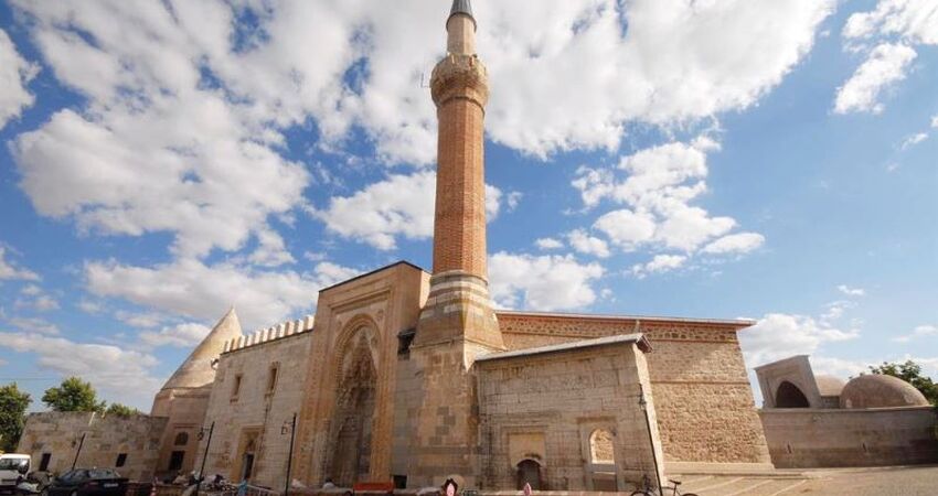 Beyşehir, İbradı Düğmeli evler, Altınbeşik mağarası 