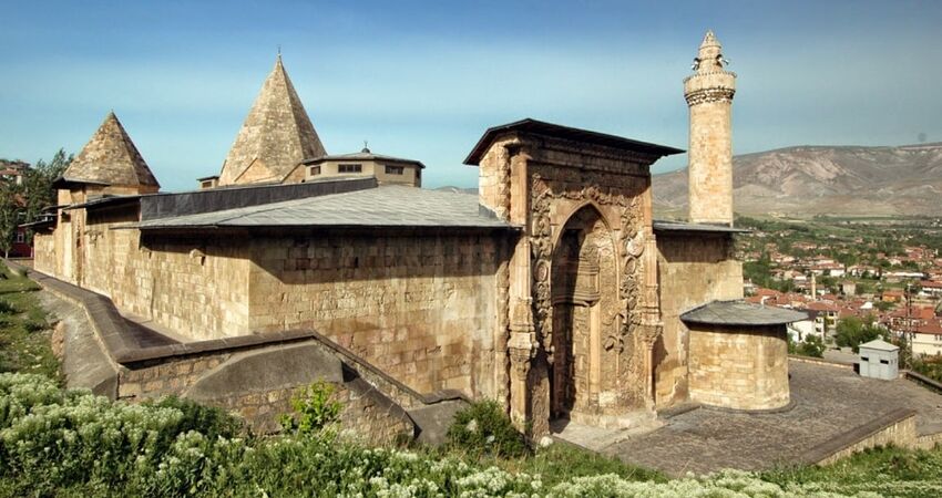 YILBAŞI ÖZEL HIZLI TREN İLE SİVAS KEMALİYE DİVRİĞİ TURU